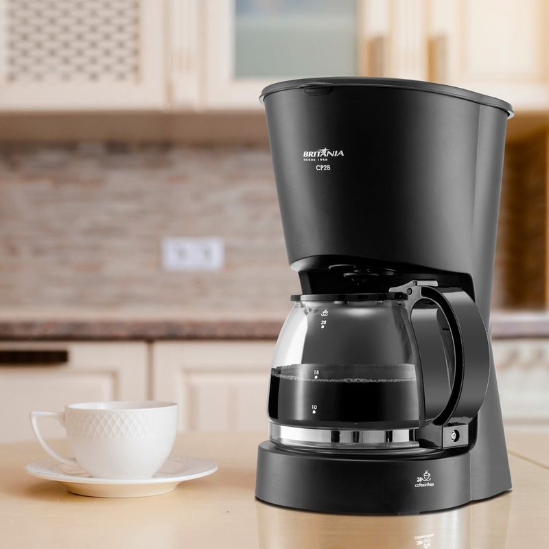 cafeteira-eletrica-britania-28-xicaras-cp28-750w-preta-ambientada