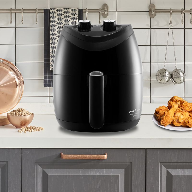 fritadeira-eletrica-air-fryer-britania-bfr25p-3-5-litros-1500w-air-flow-preto-ambientada