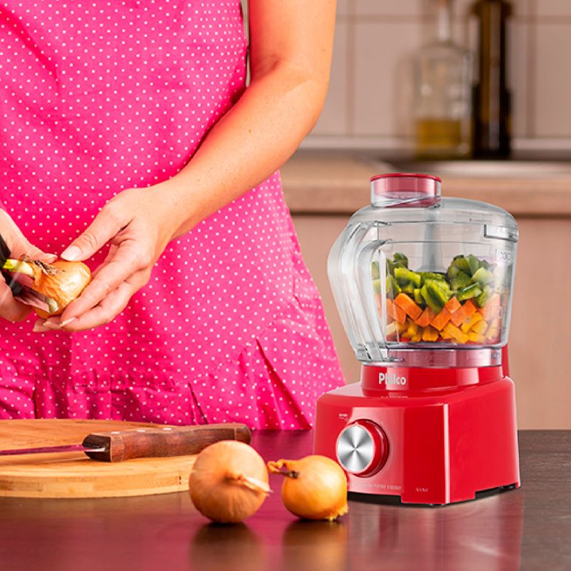 processador-eletrico-compacto-philco-php900v-turbo-300w-vermelho-ambientada